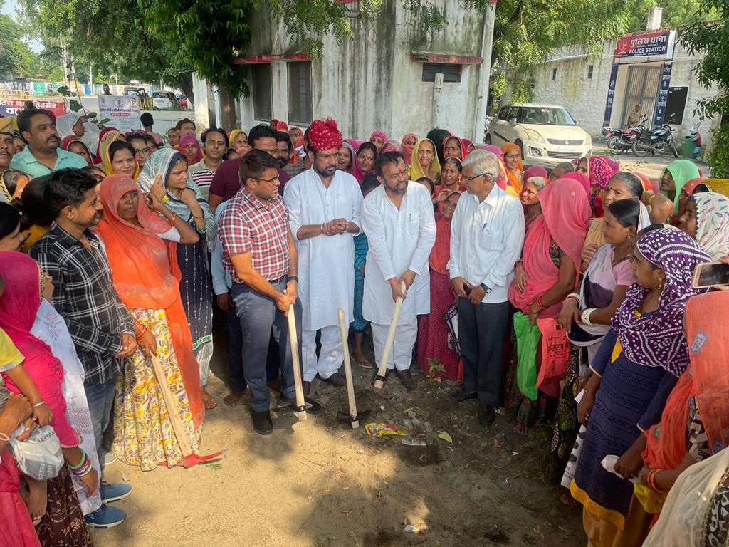 प्रभारी मंत्री चौधरी एवं विधायक लोढ़ा ने शिवगंज में किया इंदिरा गांधी शहरी रोजगार गारंटी योजना का शुभारंभ ।