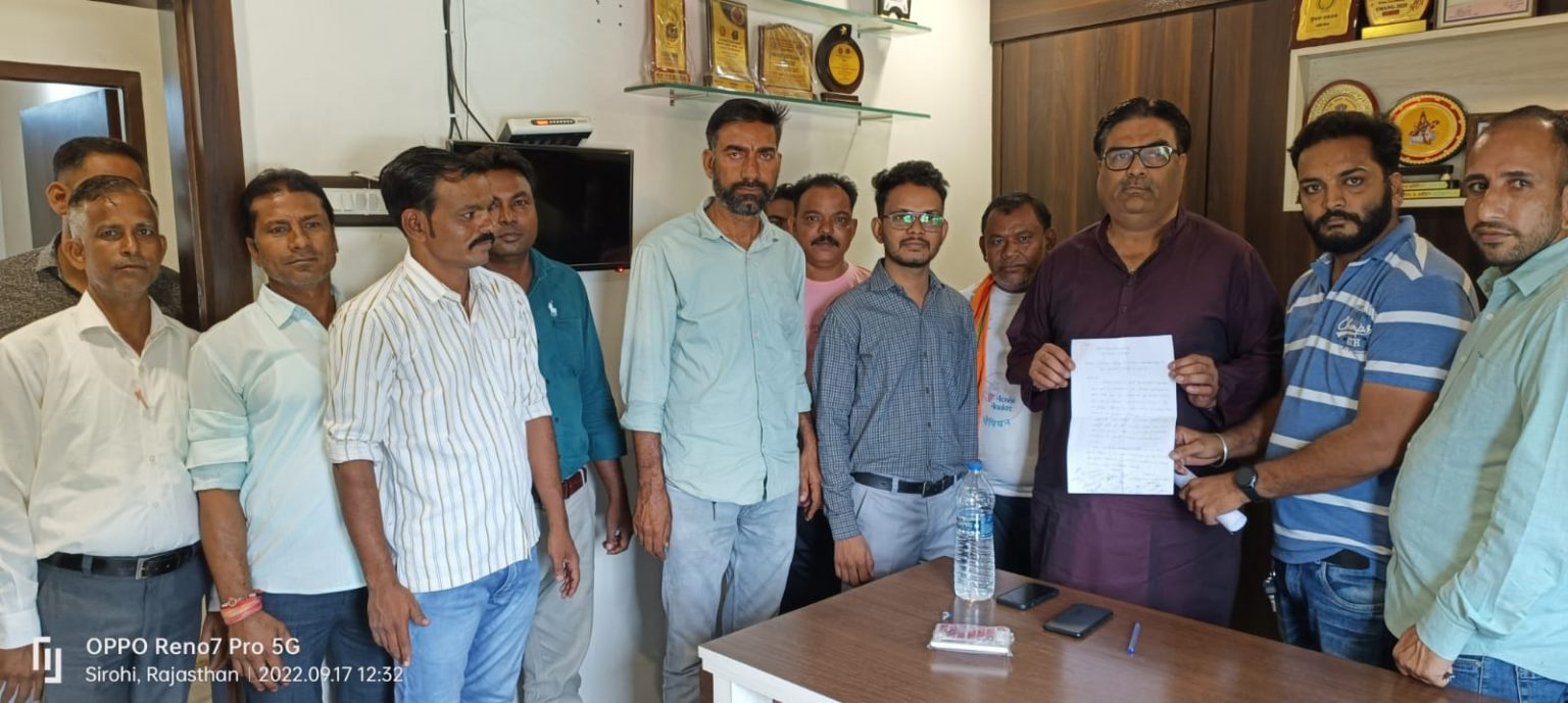 नगर परिषद बरामदे में गणपति चित्र के हटने पर लामबंद कार्मिको ने सभापति मेवाड़ा को आयुक्त के खिलाफ सौपा ज्ञापन ।