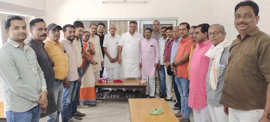 सिरोही सर्किट हाउस में जालोर सिरोही लोकसभा सांसद देवजी एम पटेल ने पार्टी के पदाधिकारी एवम् कार्यकर्ताओं से मुलाकात की ।