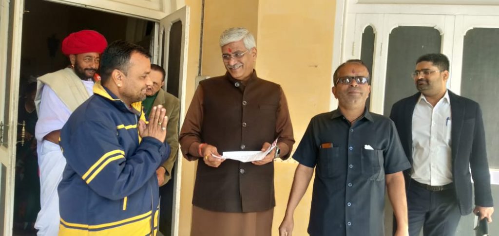आयकर की सीमा बढ़ाने की मांग ।
