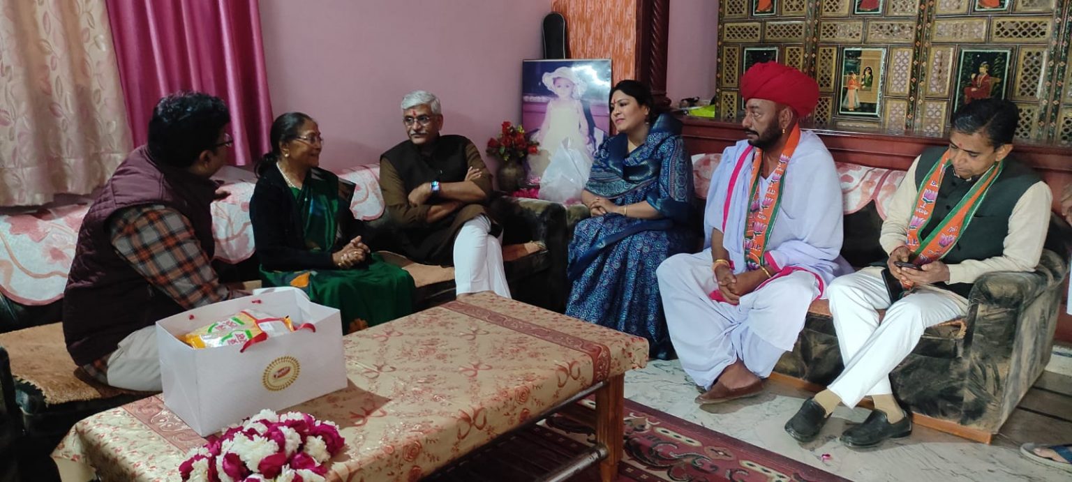 केंद्रीय मंत्री ने श्रीमती भंडारी से मिलकर स्वास्थ्य की जानकारी ली ,शेखावत का कई जगह हुआ स्वागत ।