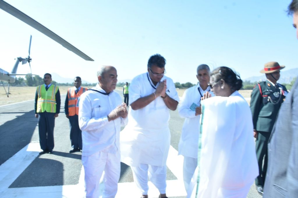 महामहिम राष्ट्रपति द्रौपदी मुर्मू मानपुर हवाई पट्टी से सेना के हेलीकॉप्टर द्वारा रवाना ।