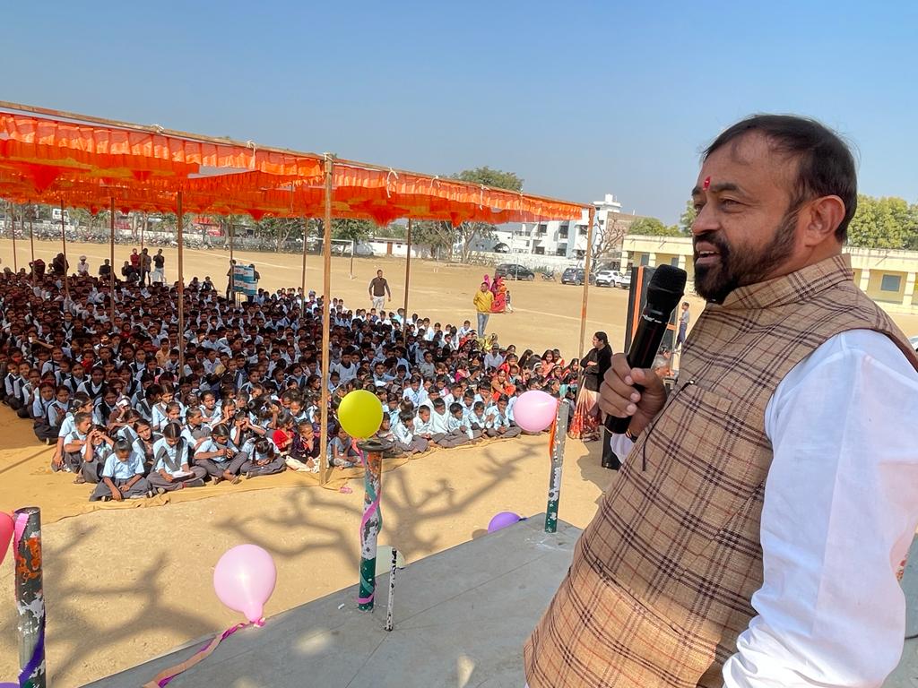 विधायक लोढा ने कृष्णगंज में कबड्डी के मैदान के लिए टीन शेड बनाने की घोषणा की।