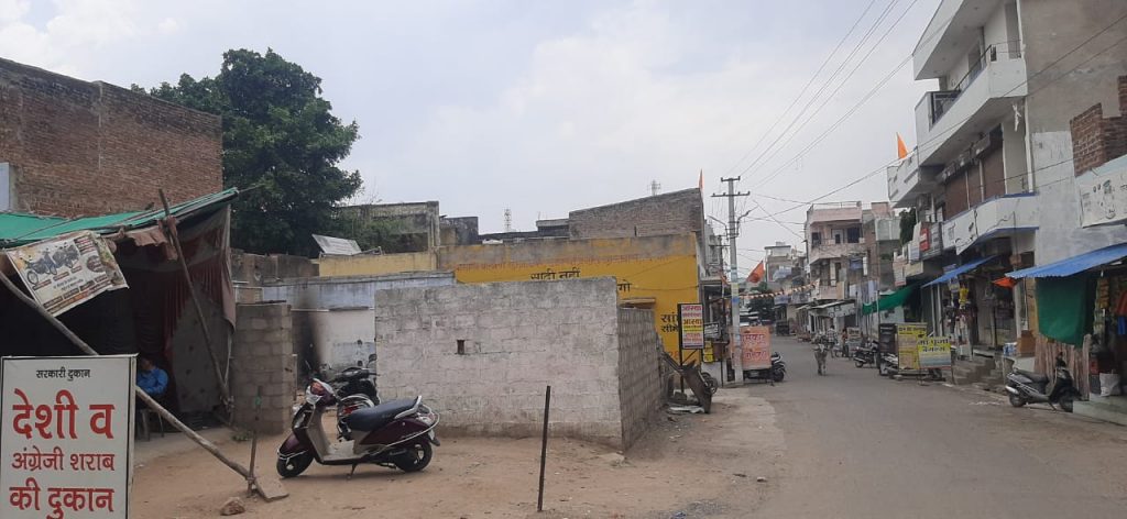 अम्बेडकर सर्किल मार्ग मन्दिरो के निकट खुल रही शराब की दुकान के विरोध में स्थानीय निवासी।