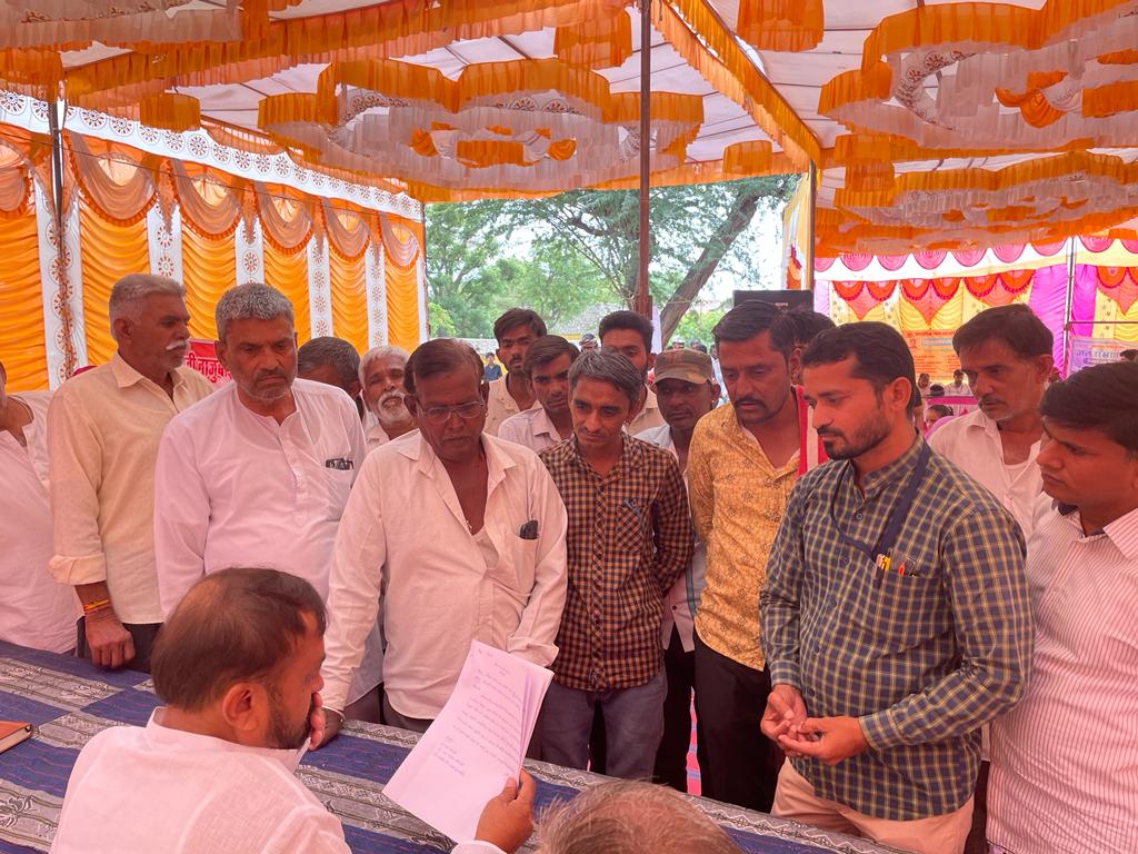 विधायक संयम लोढा ने सिलदर में आयोजित महंगाई राहत कैम्प का लिया जायजा ।