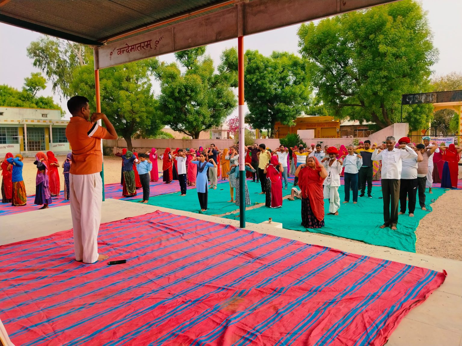वराडा राजकीय विद्यालय में दसवां अंतरराष्ट्रीय योग दिवस मनाया गया।