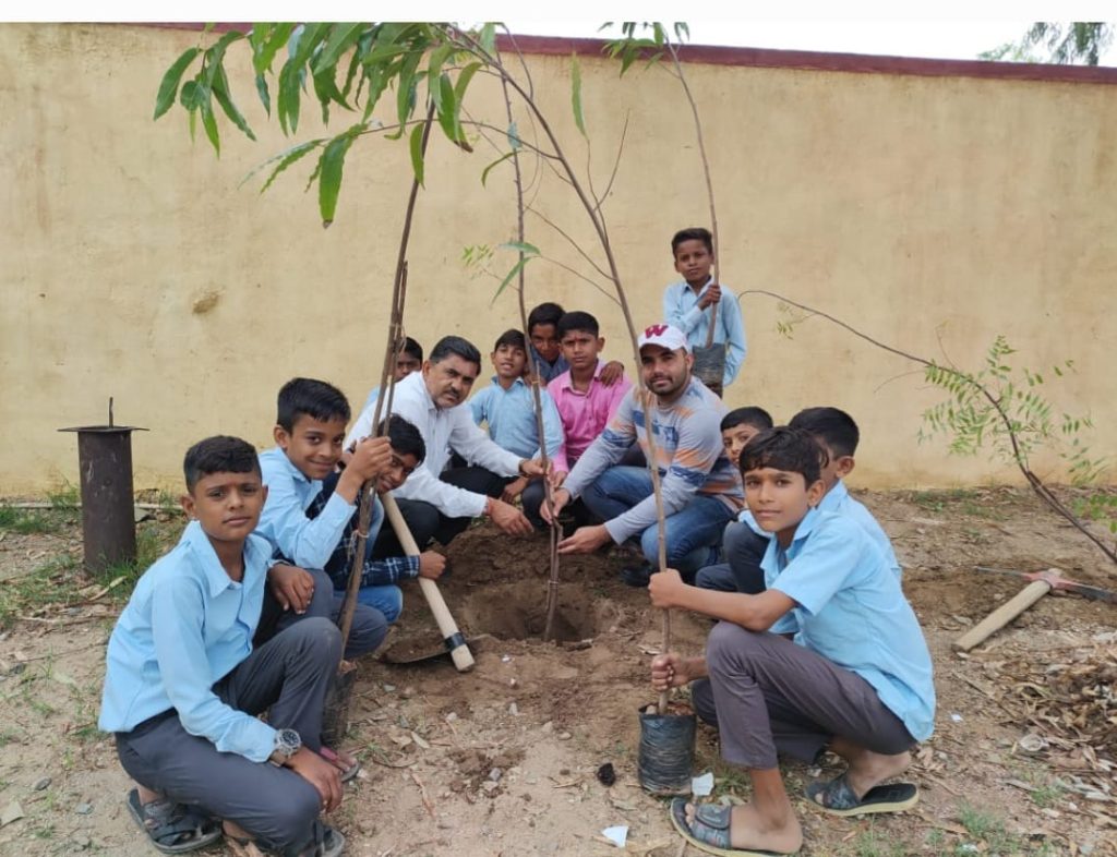 नांदिया के सरकारी स्कूल में शिक्षकों ने किया पौधारोपण।