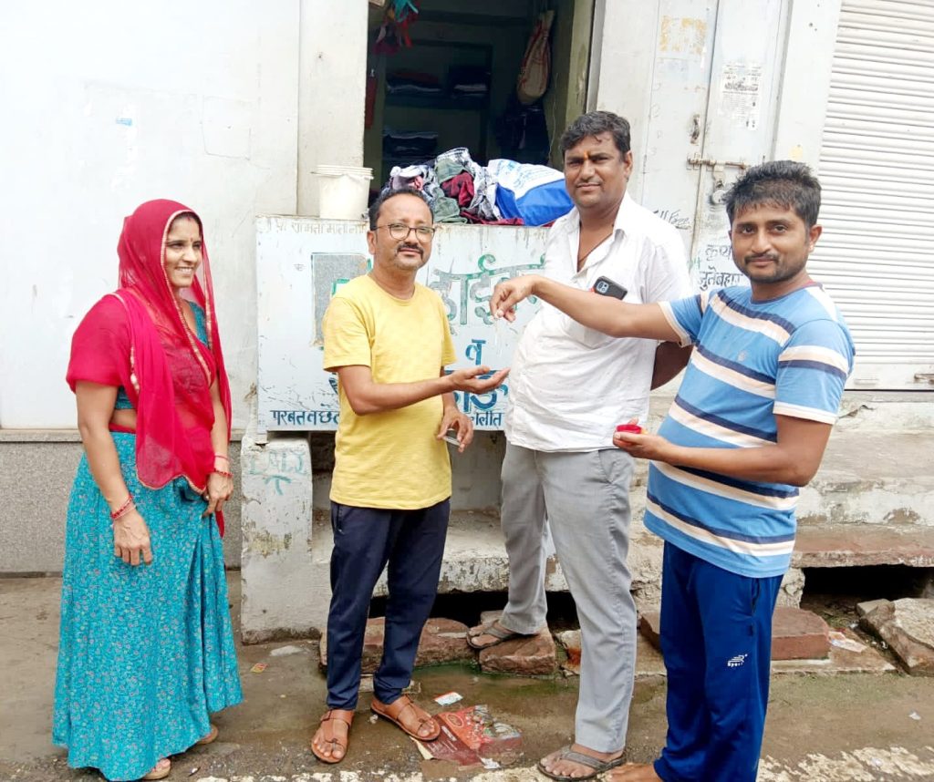 इस्त्री करने के कपडो मे आया किमती जेवर, लौटाकर दिया ईमानदारी का परिचय