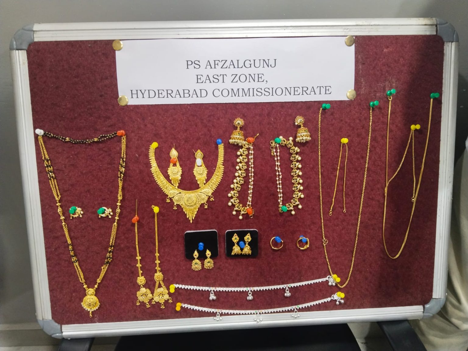 सोने के आभूषण चोर को गिरफ्तार कर 15 तोला सोने , चांदी के आभूषण बरामद किए