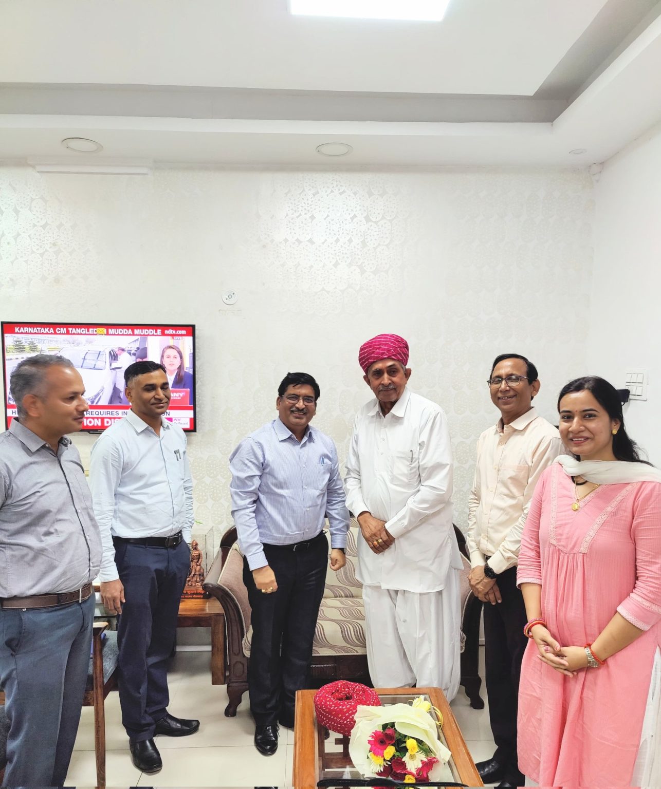 सिरोही जिला मुख्यालय को रेलवे नेटवर्क से जोडने और पिंडवाड़ा व स्वरूपगंज स्टेशनों पर और अधिक ट्रेनों के ठहराव संबंधित मांग की ।
