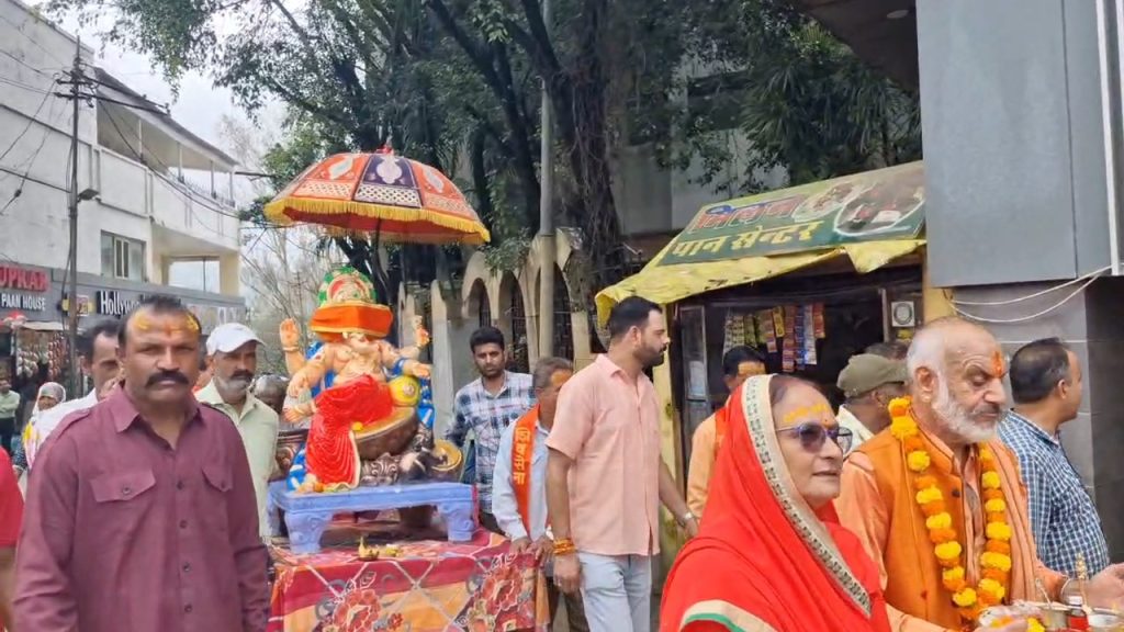 धूमधाम से गणपति बप्पा का आगमन ।