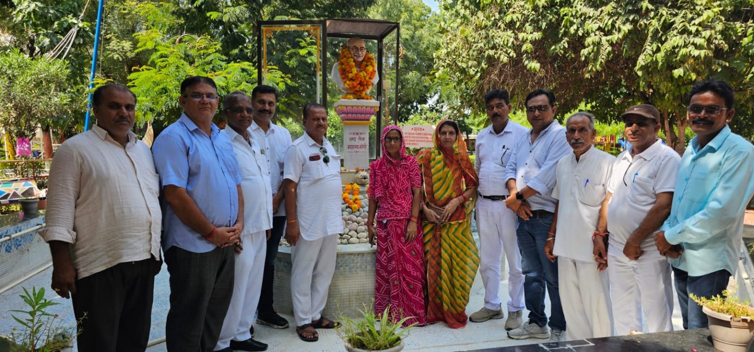 राष्ट्रपिता महात्मा गांधी एवं पूर्व प्रधानमंत्री लाल बहादुर शास्त्री की जन्म जयंती पर पुष्पांजलि अर्पित कर महात्मा गांधी जी एवं लाल बहादुर शास्त्री जी को याद किया।