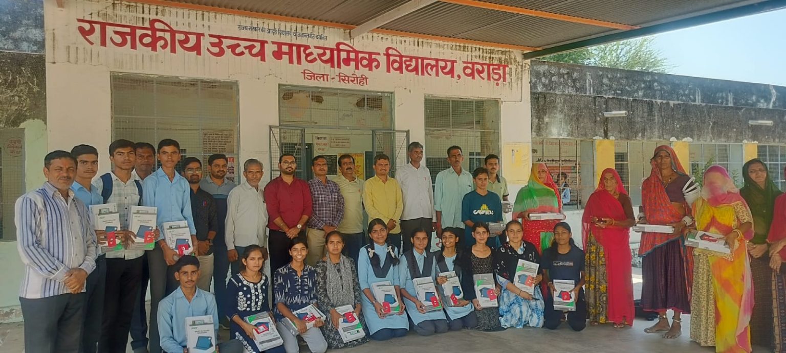 राजकीय विद्यालय में एक साथ बीस मेघावी विद्यार्थियों को वितरित किये टेबलेट।