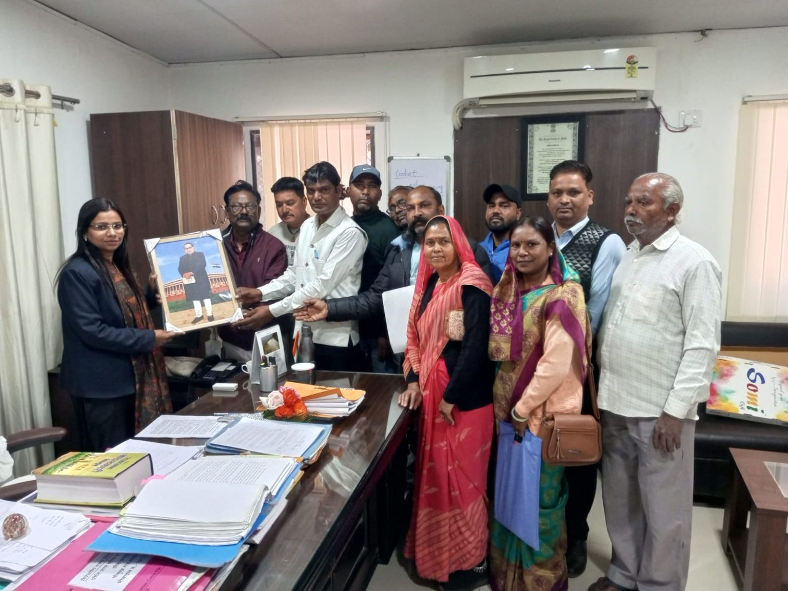 नवनियुक्त उपखंड अधिकारी से शिष्टाचार भेंट कर , मांगो को लेकर ज्ञापन का स्मरण पत्र दिया ।