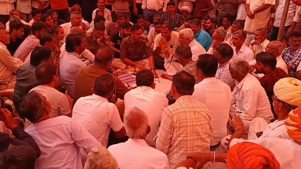 पुलिस व धरनार्थियों के बीच हुई नोक झोंक अधिकारियों के आस्वासन पर धरना समाप्त ।