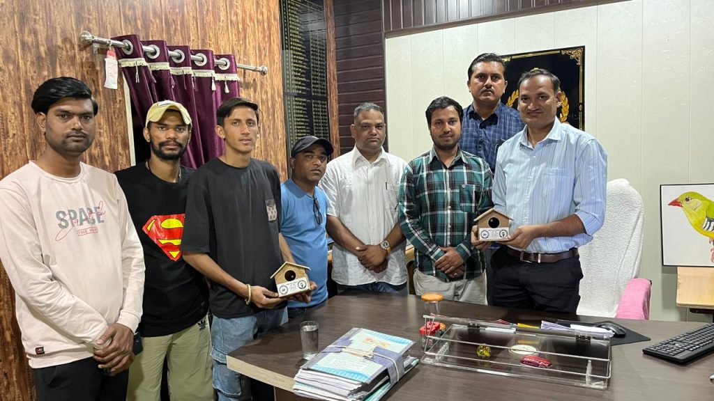 माउंट आबू में विश्व गौरैया दिवस पर गौरैया बचाओ अभियान का शुभारंभ ।