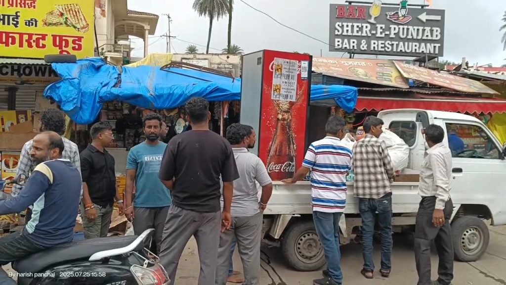 सड़क किनारे के अतिक्रमण को लेकर उपखंड प्रशासन सख्त