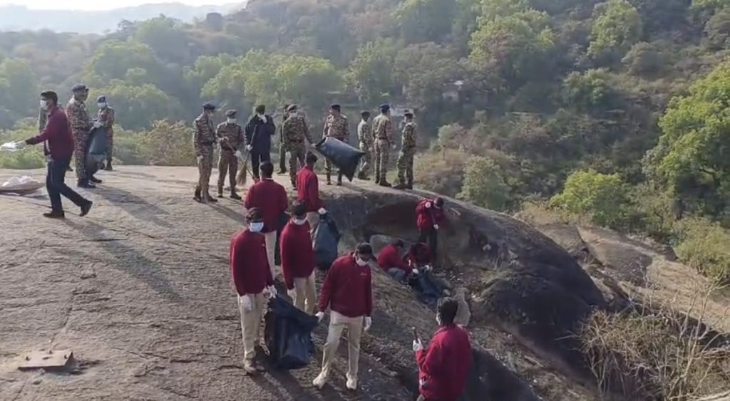 माउंट आबू : सीआरपीएफ और स्टर्लिंग रिजॉर्ट ने मिलकर चलाया सफाई अभियान