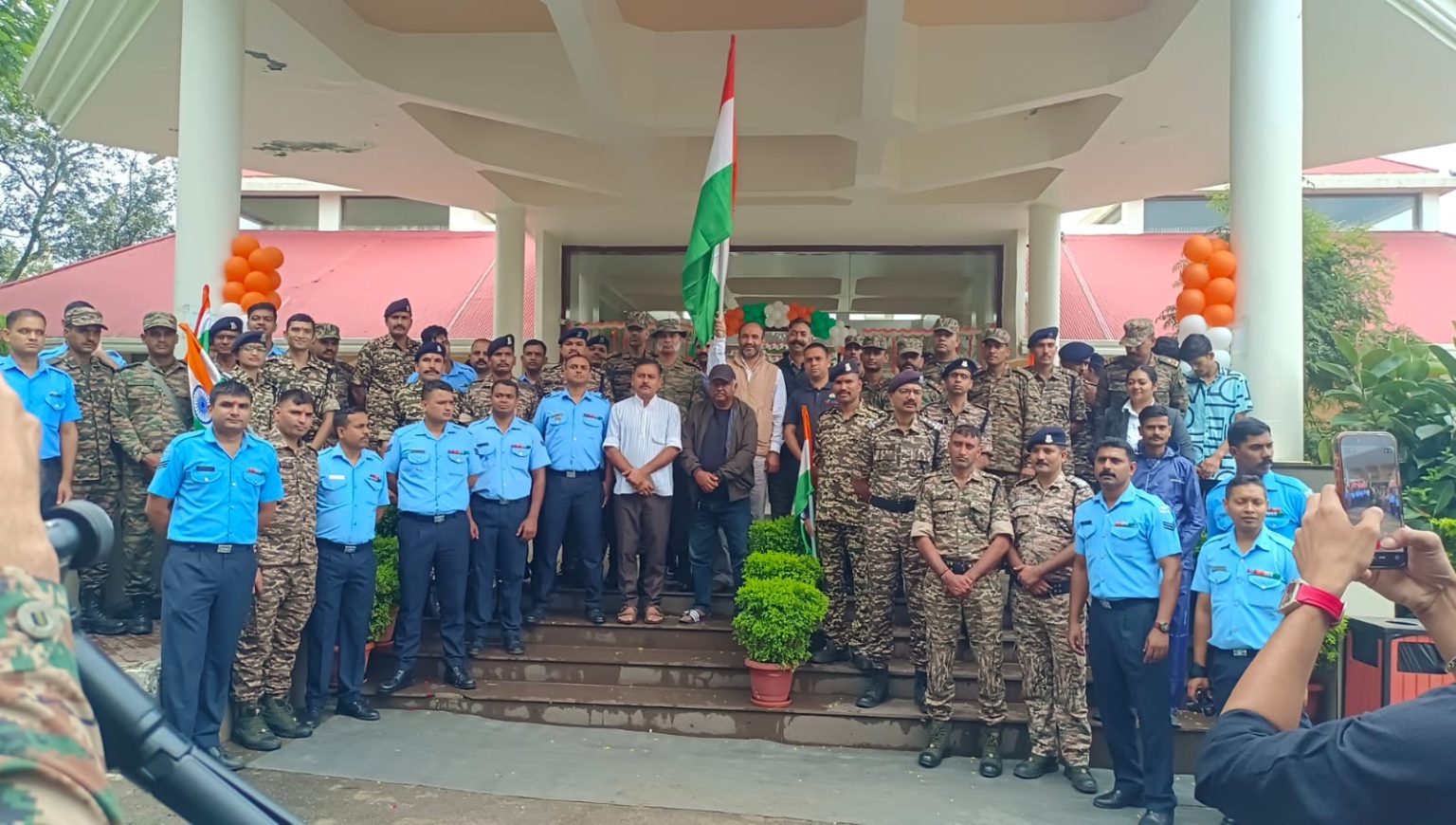 माउंट आबू में राष्ट्रभक्ति का उत्साह: सेना, सुरक्षा बलों व होटल एसोसिएशन ने मिलकर निकाली भव्य तिरंगा यात्रा, किया पौधारोपण